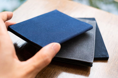 【帆布の常識を覆す】袋じゃない、ピシッとシャープに仕立てられた「極薄コンパクト財布」