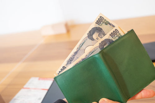 薄い財布は暮らしを変える？ミニマル財布が日常に馴染む理由