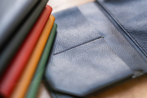 SOLAがミニ財布の日本生産に回帰したロジック。国境ではなく「㎜精度」で選ぶ。