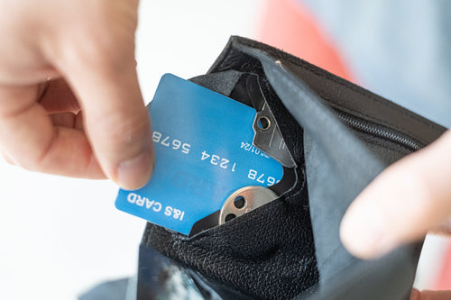 たった6㎜の薄いコンパクト財布に搭載の隠しポケット進化の歴史