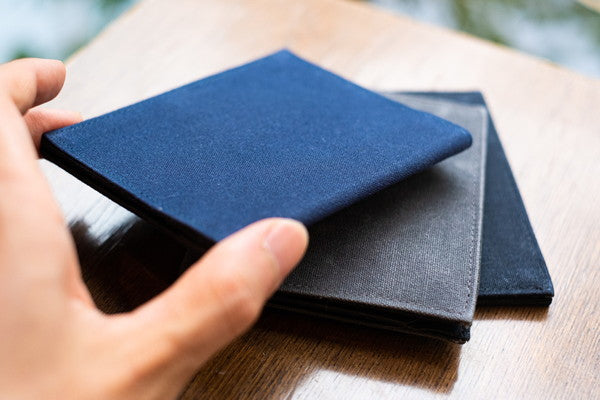 【帆布の常識を覆す】袋じゃない、ピシッとシャープに仕立てられた「極薄コンパクト財布」