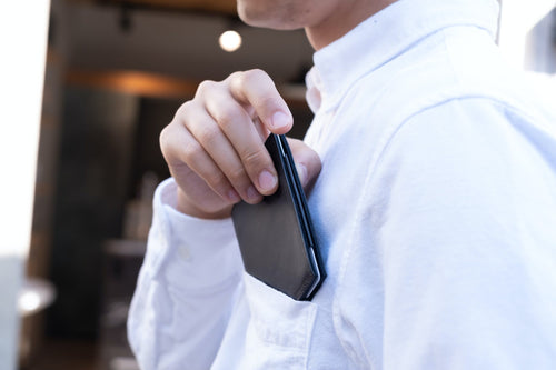 なぜSOLAのミニ財布やコンパクト財布は端に「キレ」があるのか。整えることから始まる造形