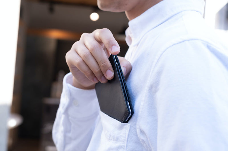 なぜSOLAのミニ財布やコンパクト財布は端に「キレ」があるのか。整えることから始まる造形