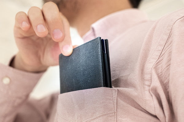 財布 ㎜単位のタイパ。薄いコンパクト財布が会計のストレスをゼロにする理由