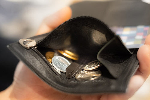 薄い財布 メンズ｜小銭が取り出しやすいミニ財布を支えるコインディバイダー構造