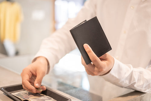 薄い財布 メンズ|イタリアンレザーが6㎜の強度と質感を支える理由