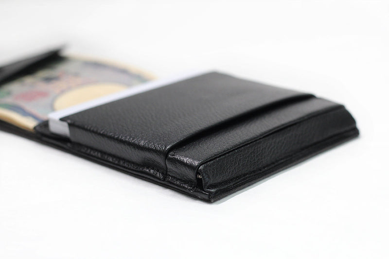 薄い素材＝「強度が弱い」ではない。薄い財布構造の計算