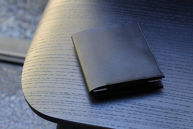 あえて「隠しポケット」を廃した、Tenuis 全牛革版（BG）が誕生した理由。