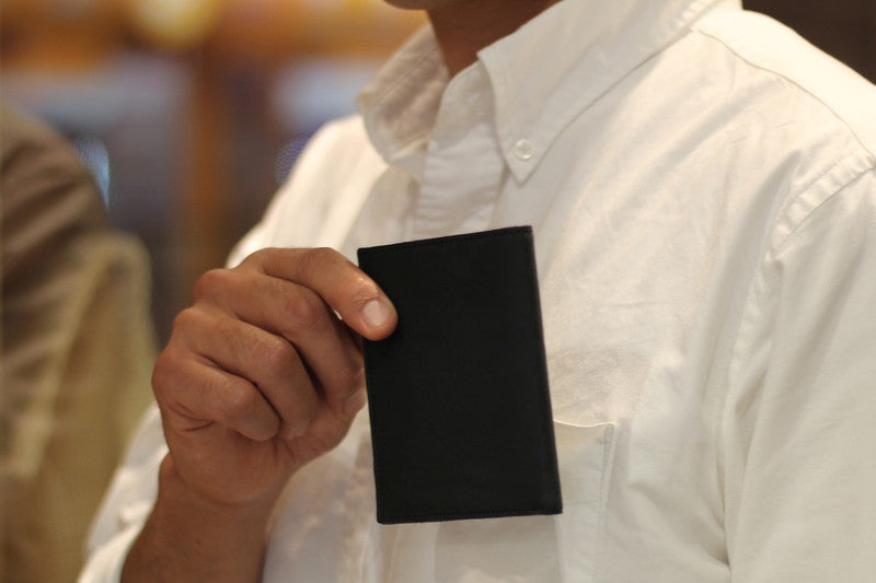 スーツの胸ポケットがかさばらない。ビジネスマンこそ「極薄財布」に切り替えるべき3つの理由。