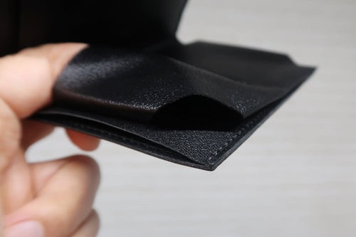 薄い財布 メンズ｜1㎜のズレも許されないミニ財布の縫製技術とは