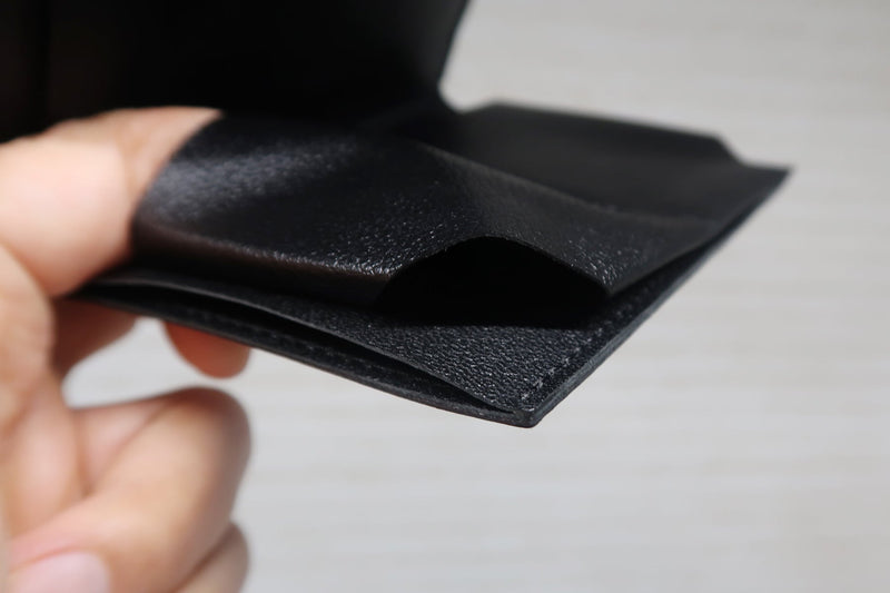 薄い財布 メンズ｜1㎜のズレも許されないミニ財布の縫製技術とは