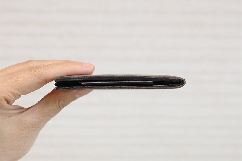 Tenuis第4世代に「紙幣12枚、カード8枚、小銭15枚」入れたらどうなる？厚さを実測検証。