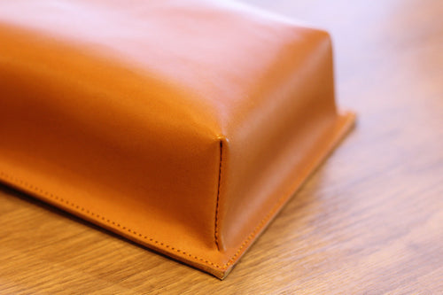 いろいろ動き出す4月、イタリアンレザーの質感をポケットに新たな1年を迎えましょう