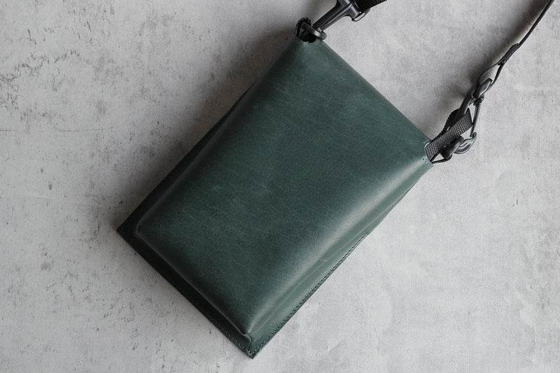 Tenuisと揃える愉しみ。Minimの「エルバマットレザー」がもたらす上質さ