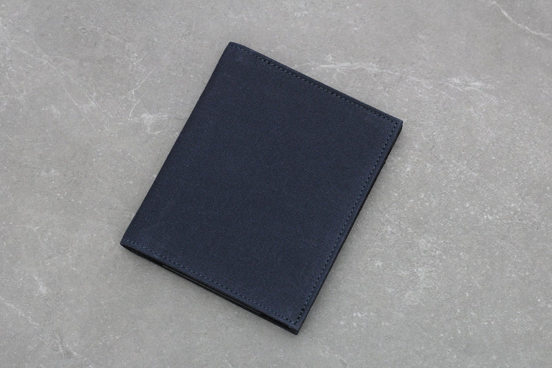 【青藍・再入荷】薄い財布は「使いにくい」「パンパンになる」？Tenuisが職人の手仕事にこだわる理由